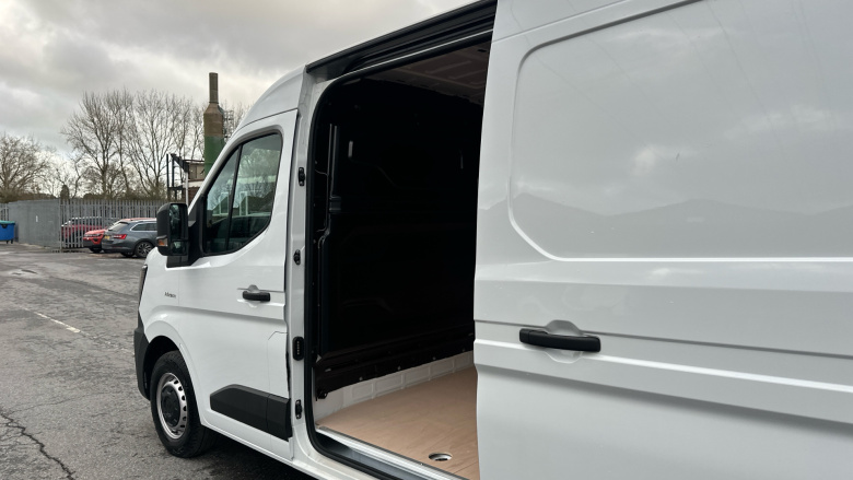 Renault Master Mwb Diesel Fwd MM35 Blue dCi 130 Advance Medium Roof Van